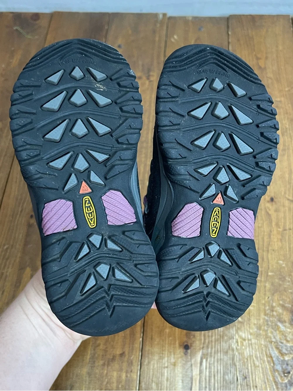 Keen girls size 10 targhee water proof hiking boots black and purple